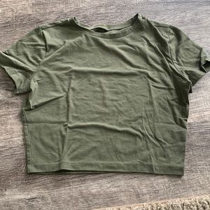 Green t-shirt crop
